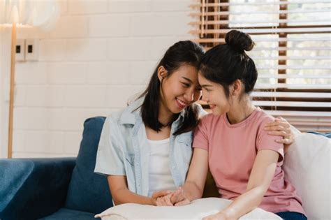 Unsere mitarbeiter begrüßen sie zu hause zum großen produktvergleich. Asiatische homosexuelle paare, die zu hause raum stehen ...