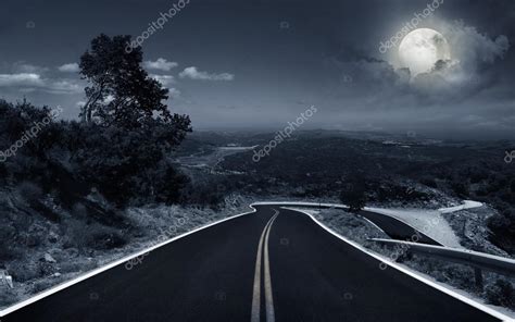 Un Camino De Asfalto Por La Noche Fotografía De Stock © Krivosheevv