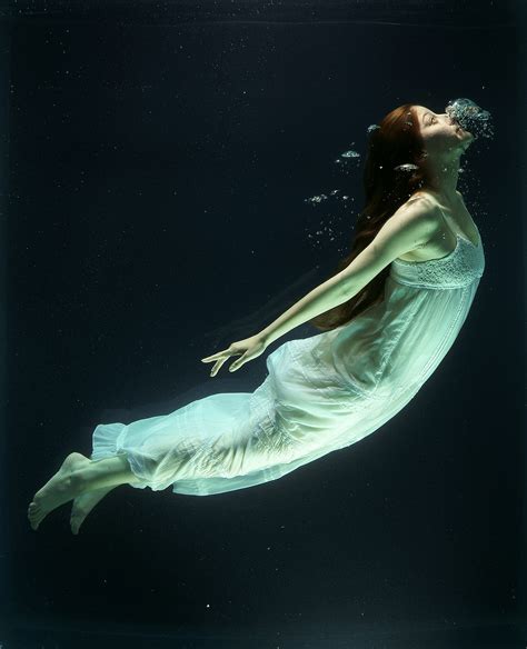 woman underwater photography