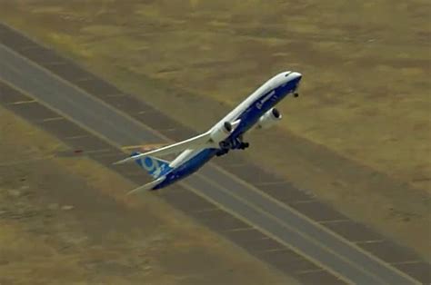 Boeing Dreamliner Performs Incredible Stunts At Farnborough