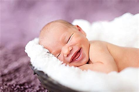 Un Bebé Recién Nacido Sonríe En Un Sueño Qué Significa Por Qué Los