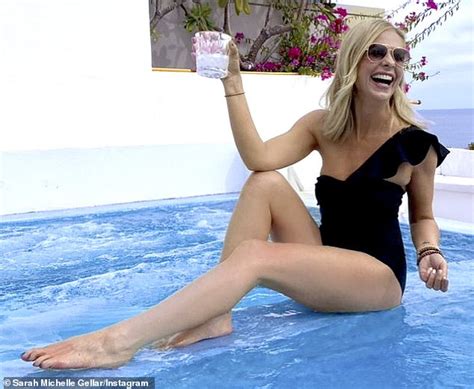 Sarah Michelle Gellar 43 Looks Half Her Age As She Shares A Swimsuit