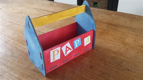 Un cadeau lié au bricolage est un grand classique pour la fête des pères. Boîte à bricolage-fête des pères / Bricolage / activités ...