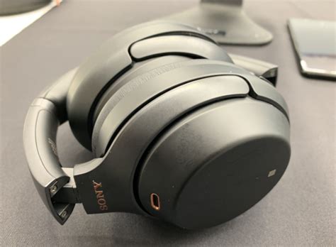 Additionally, when you want to listen to your surroundings or talk to someone nearby, you can use the ambient sound mode or speak to chat feature. Sony ワイヤレスイヤホン Wf 1000xm4