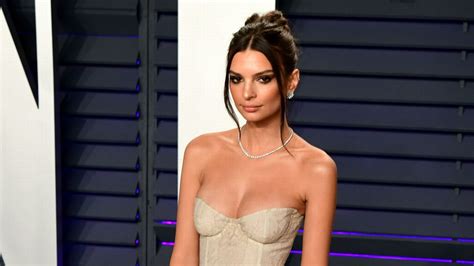 Emily Ratajkowski Hits Back At Claims She Fat Shamed Her Friend In Beach Photo Mirror Online