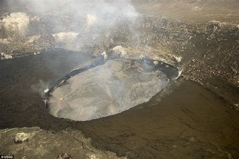 Lava Lake Visible Atop Hawaiis Kilauea Volcano Daily Mail Online