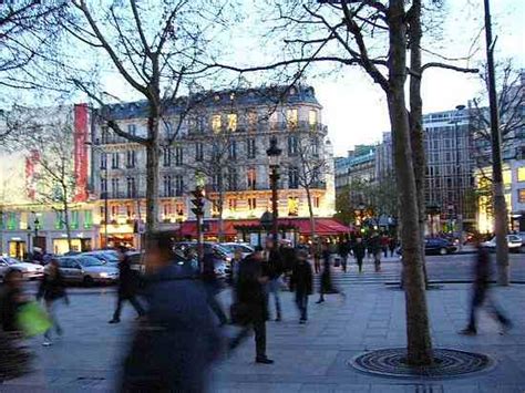 Les Champs Elysees Parisphotos And Guide