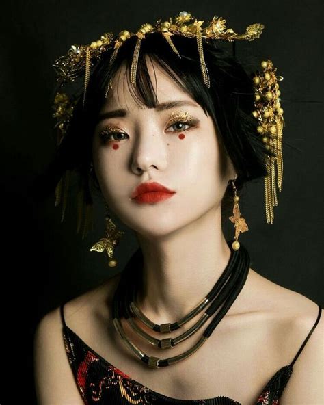 Asiɑn Girl Shimmery Eyeshadow Makeup Art Character Inspiration