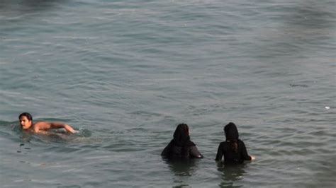هشت ساعت ساحل مجانی به خاطر کمبود ویتامین زنان بوشهری Bbc News فارسی