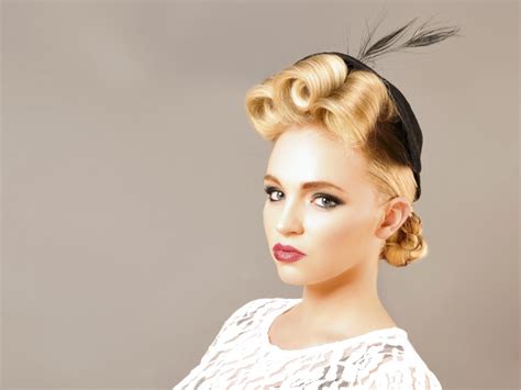 Instead of using artificial hair bands it was a trend to section some hair, braided it and tied it around the head. Retrokapsel met krullen en een zwart hoedje