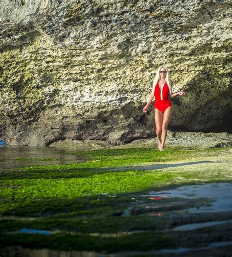 Arriba Foto Mujer En La Playa En Bikini Mirada Tensa