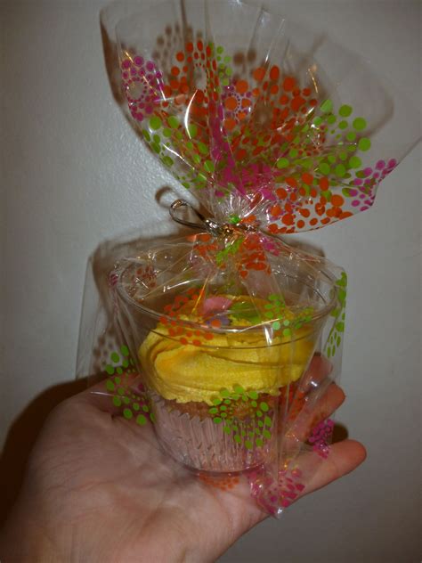 Put Cupcakes In A Clear Plastic Punch Cup For Easy Ting Cupcake