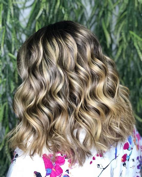 This Caramel Blonde On Dark Hair Gives A Livelier Look To Your Wavy Hair Caramel Balayage