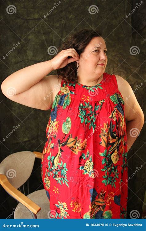 Gruba Kobieta W Czerwonej Sukience Kolczyki Rozmiar Modelu Plus Zdjęcie Stock Obraz Złożonej Z