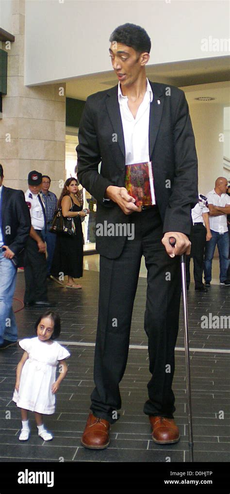 Tallest Man Of The World Sultan Kosen At Cm Meets The Shortest Woman Of