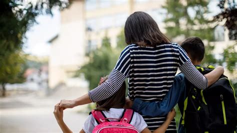 School To Fine Parents Who Are Late Picking Up Child Then Call Social