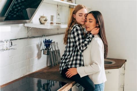 Hermosa Pareja De Lesbianas Abrazando En La Cocina Foto Gratis
