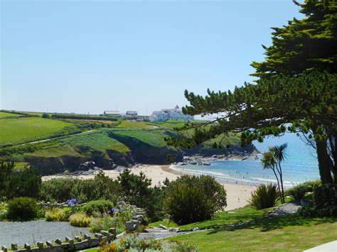 From cosy to contemporary cottages in cornwall. Cornwall Seaside Cottages overlooking the beach and sea ...