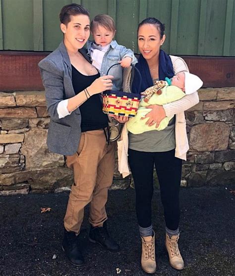 Lesbian Couple S Side By Side Pregnancy Photos Go Viral Inspire Others