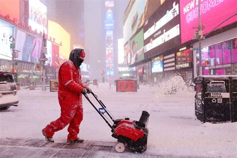 winter storm pummeling new york city with at least half foot of snow on ground already amnewyork