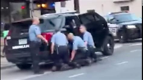 Nuevo Video Muestra Que Tres Policías Presionaron Sus Rodillas Sobre