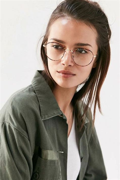 jeune fille en veste kaki lunettes morphologie visage look cool étudiante montures délicates