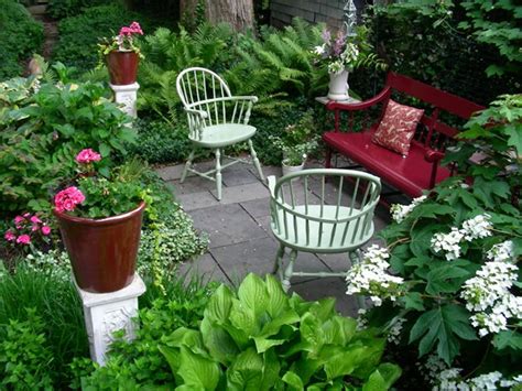 It's an easy way to dress up your front yard without breaking the bank. Small Garden, Big Interest - Gallery | Garden Design