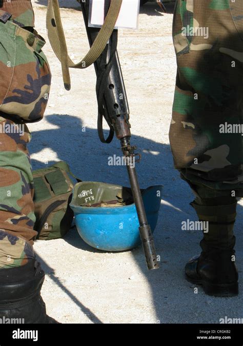 Soldaten Mit Assaut Gewehren Fotos Und Bildmaterial In Hoher