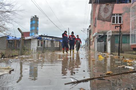 Adana da sel baskını evleri su bastı vatandaşlara uyarı yapılıyor