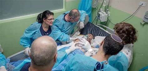 equipo médico israelí utiliza terapia basada en enzimas para tratar a víctimas de quemaduras por