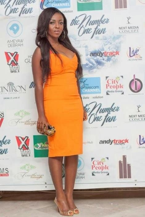 yvonne okoro snubs press men for taking her pictures
