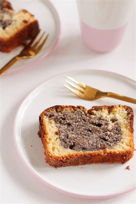 Öl und joghurt hinzufügen und unterquirlen. diesen Sonntag gibt es einen schneller Mohn-Joghurt-Kuchen ...
