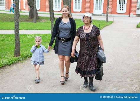 Бабушка мать и молодая дочь идя в парк Стоковое Фото изображение насчитывающей женщина