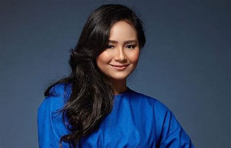 Padamu negeri kami berjanji padamu negeri kami berbakti padamu negeri kami mengabdi bagimu negeri jiwa raga kami. Gita Gutawa - Bagimu Negeri - Lirik Lagu Terjemahan