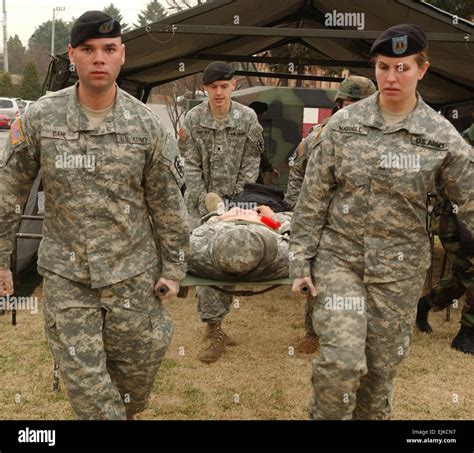 Us Soldiers Carry Wounded Army Hi Res Stock Photography And Images Alamy