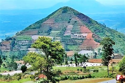 Indonesias Gunung Padang Could Be The Worlds Oldest Pyramid Borneo
