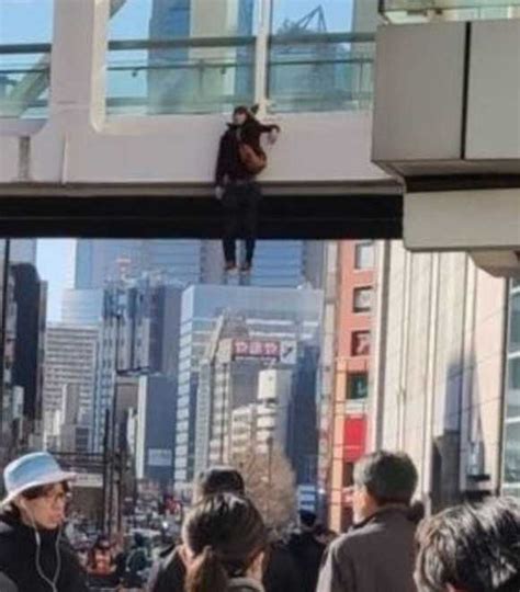 【閲覧注意】本日1月6日月午後12時30分頃、新宿駅南口の歩道橋で首吊り自殺が発生 カルロ・グローチェ