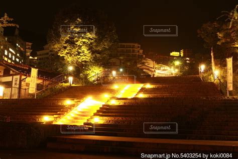 ライトアップされた夜の街の写真・画像素材 5403254 Snapmart（スナップマート）