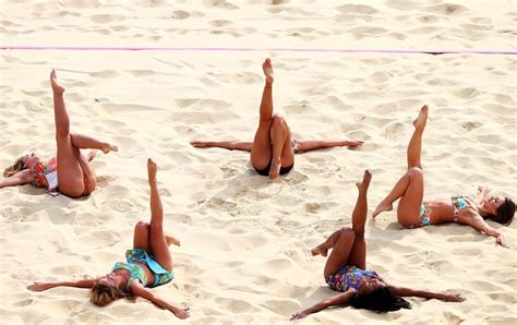 cheerleaders animam a torcida em partida de vôlei de praia