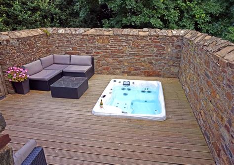 Every single jacuzzi® hot tub, whirlpool bath, sauna or shower encompasses our four brand values credit provided by hitachi personal finance, a trading style of hitachi capital (uk) plc, authorised. Top 5 UK Luxury Hotels with Outdoor Hot Tubs | The Foodaholic