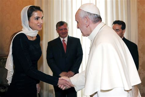 rania di giordania e il privilegio del bianco davanti al papa vogue italia