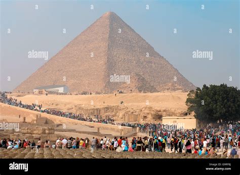 La Grande Pyramide De Gizeh Barge Solaire Les Touristes Les