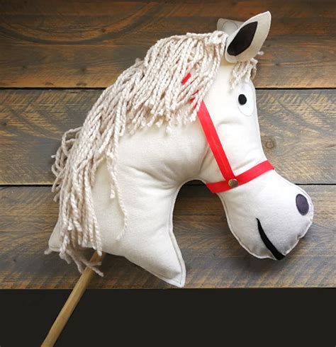 Paardenkop van pluche op houten stok met wiel. Paardenkop Knutselen : Pin Van Roxana Op Caballos Hobby ...