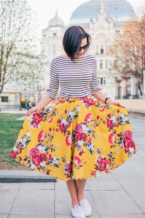 How To Style A Floral Midi Skirt 7 Outfit Ideas For Summer And Fall