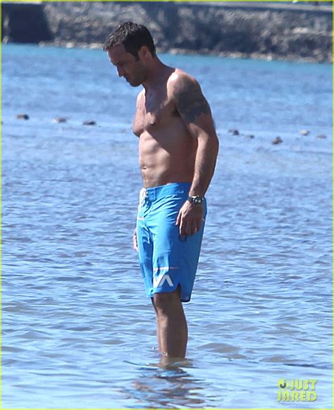 Photo Alex Oloughlin Bares Hot Shirtless Bod On Hawaii Five 0 Set 14