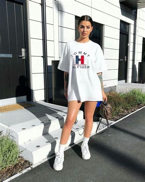 11 Cute Ways To Style An Oversized T Shirt Every Girl Needs To Know