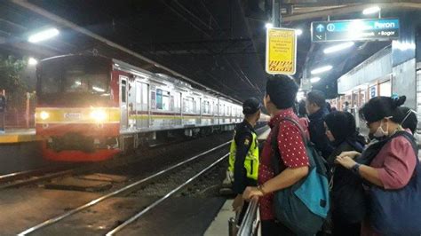 KRL Gerbong Wanita Dilempari Batu di Stasiun Tanjung Barat, Kaca Pecah