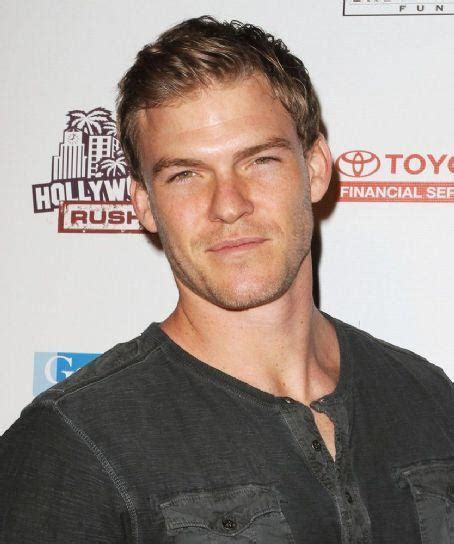 Alan Ritchson Death Fact Check Birthday And Age Dead Or Kicking