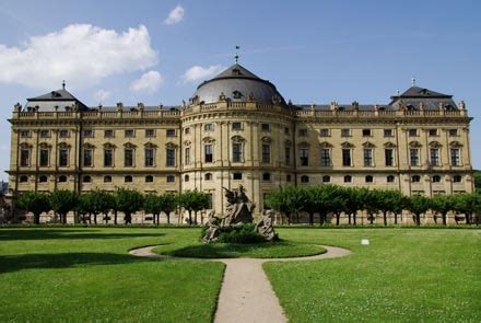 Der barocke kaisersaal der würzburger residenz mit barocken figuren und weiteren stuckarbeiten wurden von antonio bossi geplant. Residenz in Würzburg - das Fürstenschloss