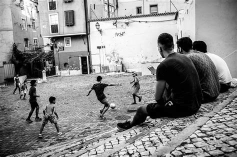Puede ser una imagen de 3 personas, niños, personas jugando al fútbol, personas. Imagen De Niños Jugando Futbol En El Barrio - Culmino El ...